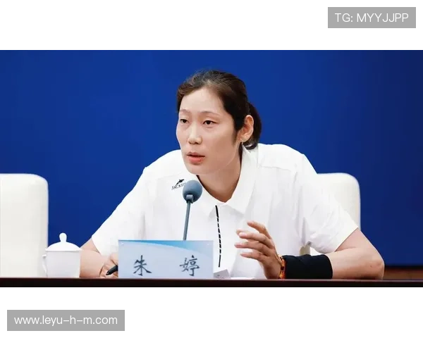 朱婷又晒豪宅照片，书架上竟然堆满了这样一堆“秘密武器”……