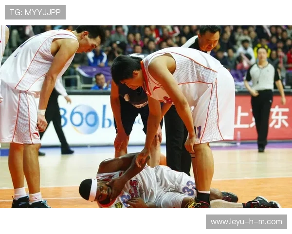 拉人犯规判定要点：手臂拉扯与身体接触的区别